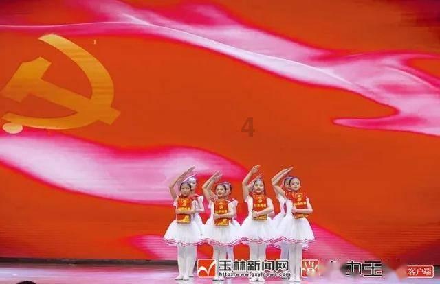 救援时尚的女孩